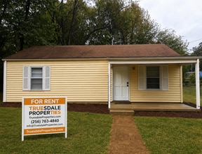 Building Photo - 2BR 1BA with fenced in backyard with move in special for July!