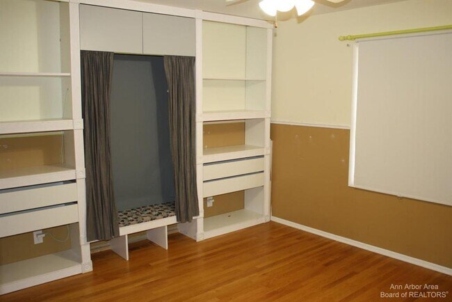 Building Photo - Spacious Ranch