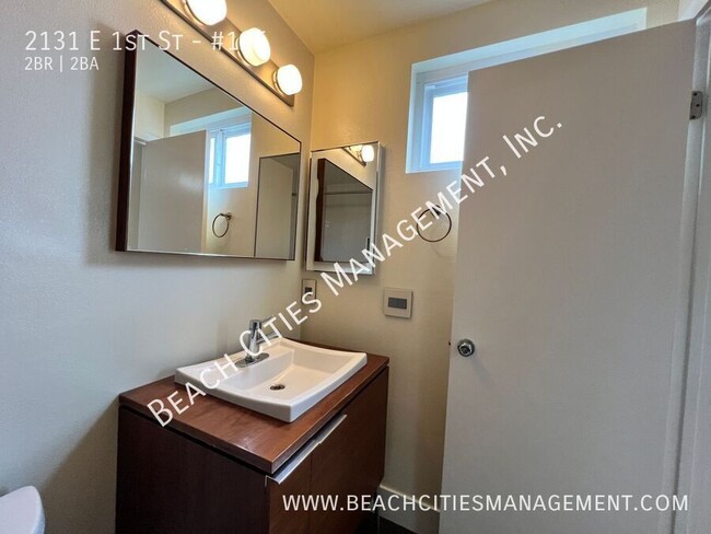 Building Photo - Condo located One Block from the Beach wit...