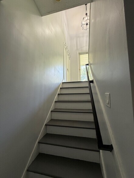 Building Photo - 305 Rollingwood Rd