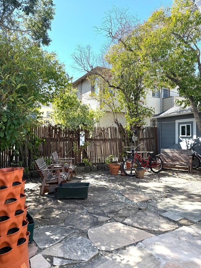 Building Photo - 315 1st St