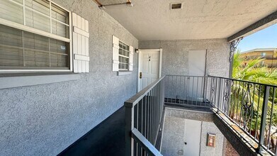 Building Photo - Las Vegas 2-Bed, 2-Bath Condo in Secure Ga...