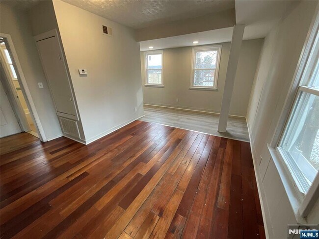 Building Photo - 165 Corabelle Ave