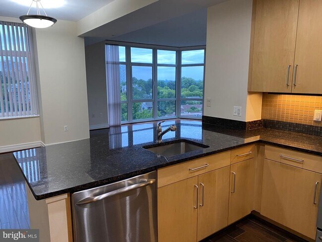 Building Photo - 8220 Crestwood Heights Dr