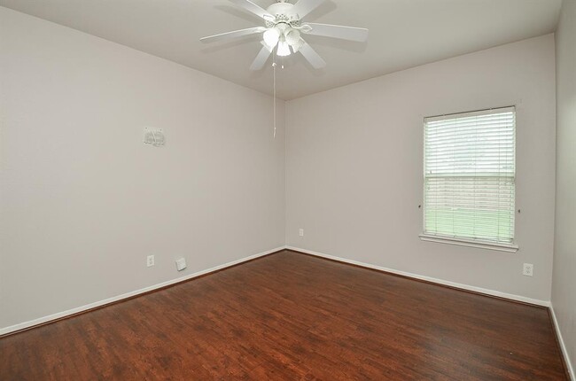Building Photo - 2707 Roaring Oaks Ln