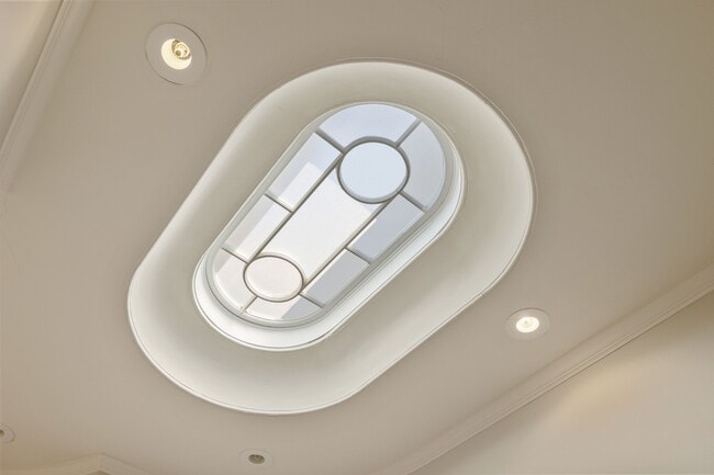 Building Photo - 2866 Pine St