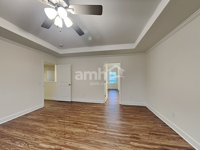 Primary Photo - 3040 Esquire Dr