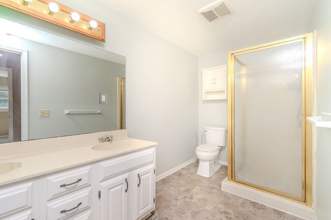 Building Photo - Stunning 4-Bedroom, 2-Bath Home with Moder...