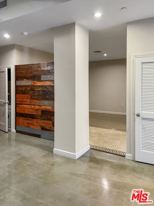 Building Photo - 315 W 5th St