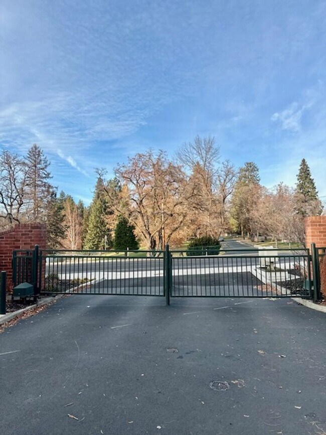 Building Photo - Riverfront Gated 2 Bedroom Luxury Condo!!