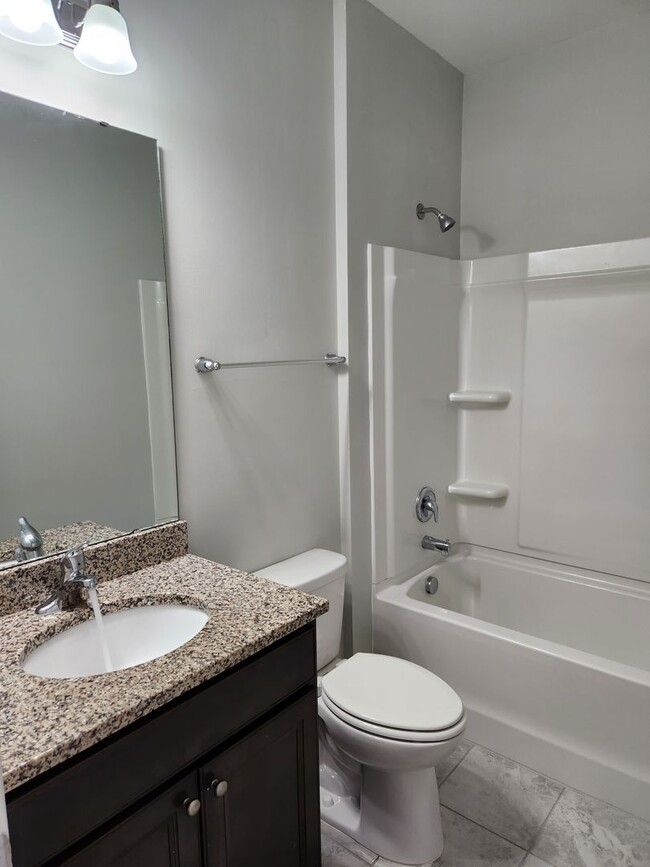 Building Photo - 4 Bedroom For rent