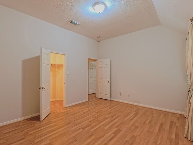 Building Photo - 15811 Sandisfield Ln