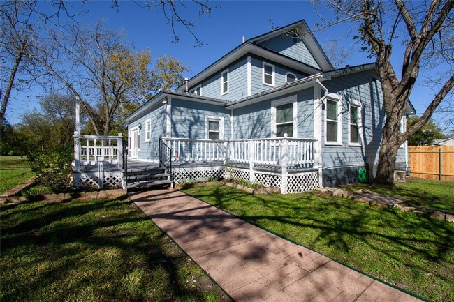 Building Photo - 307 Walnut Dr E