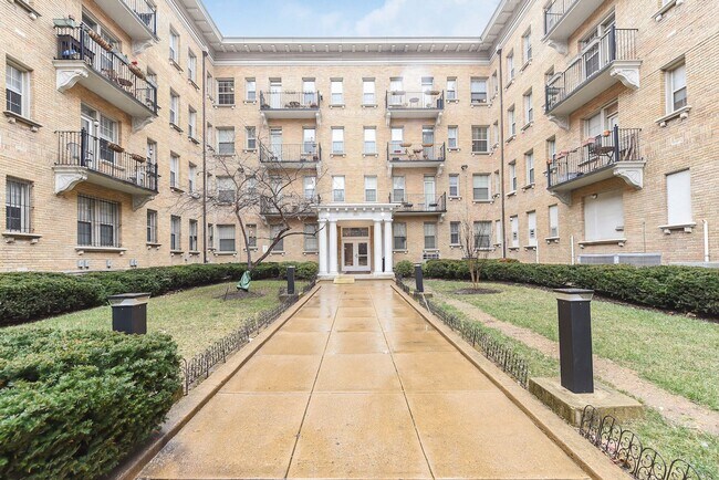 Building Photo - Columbia Heights Two Bedroom Apartment W/P...