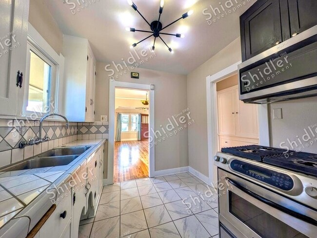 Building Photo - Upgraded Bungalow with Garage