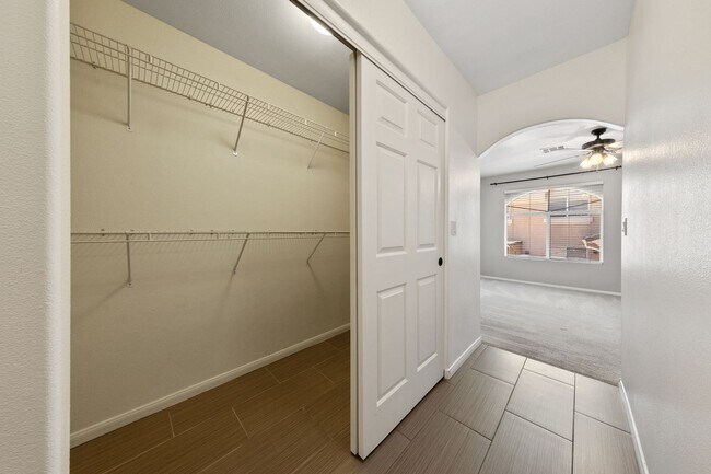 Building Photo - HENDERSON BEAUTIFUL 2-STORY TOWNHOME WITH ...