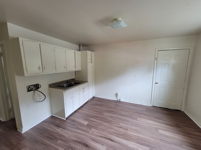 Building Photo - 2 Bedroom Apartment!