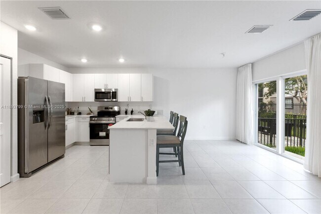 Building Photo - 5025 SW 37th St