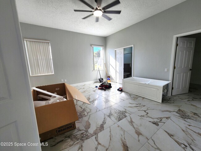 Building Photo - 501 Carmel Dr