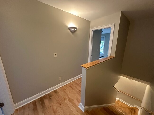 Building Photo - Beautiful Townhouse in NEW NORTH END Burlington 3BD/4BA