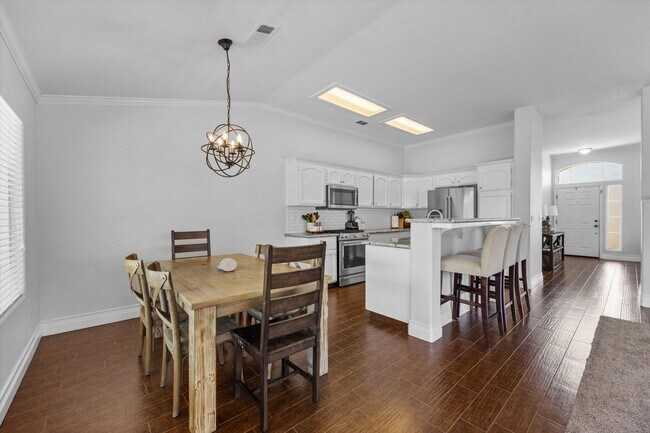 Building Photo - 10303 Roehampton Ave