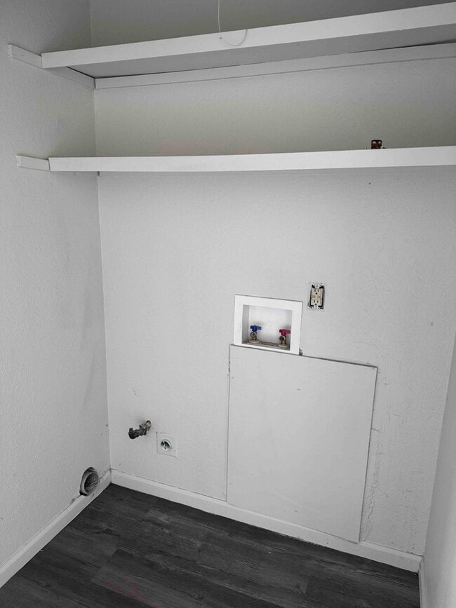 Building Photo - 2 Bedroom 1 Bath 1 Car Garage - Central Broken Arrow Location!