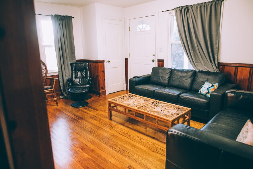 Building Photo - 1111 Rayon St