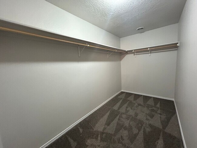 Building Photo - Discover Tranquil Living at Ariposa Park: 4BR, 2.5BA Home