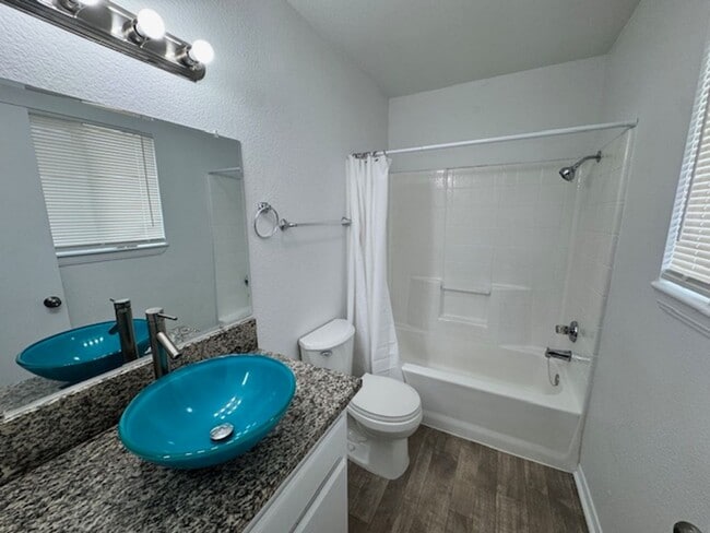 Building Photo - Gorgeous Remodeled 3+2 On Half Acre- $2500