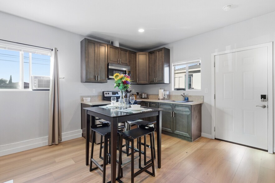Building Photo - 1026 W 168th St