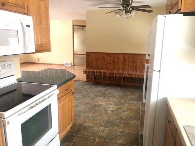 Building Photo - 4 BD, 2 BA HOUSE, HARDWOOD FLOORING THROUG...