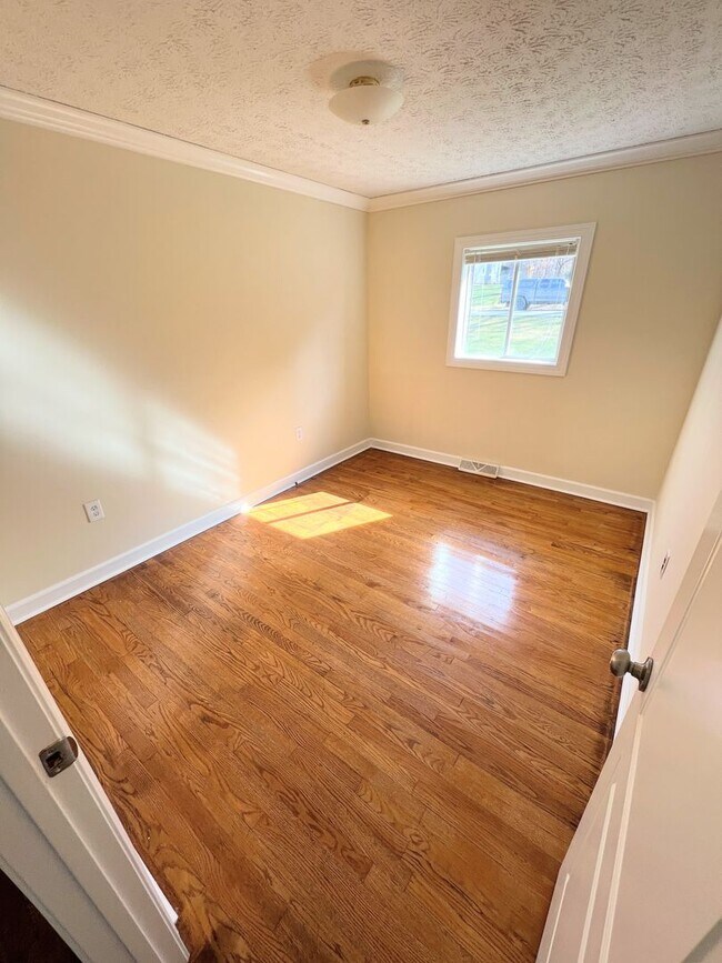 Building Photo - Charming 3 bedroom house