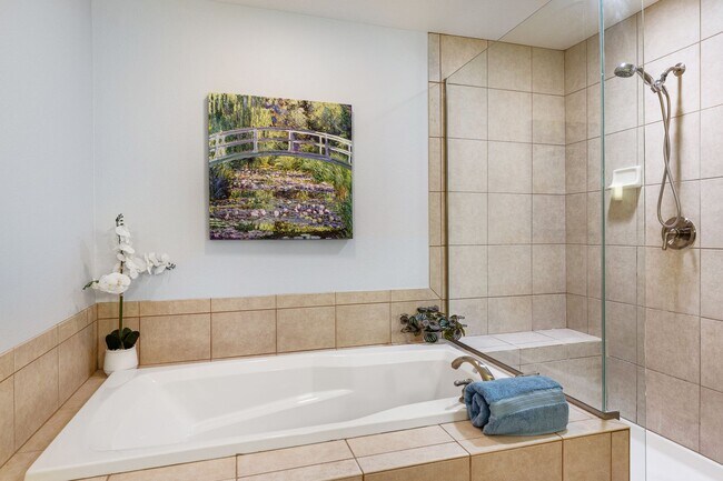 Building Photo - Gorgeous condo with city views