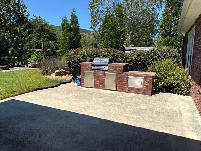Building Photo - "Charming 4-Bed Oasis with Granite Finishe...