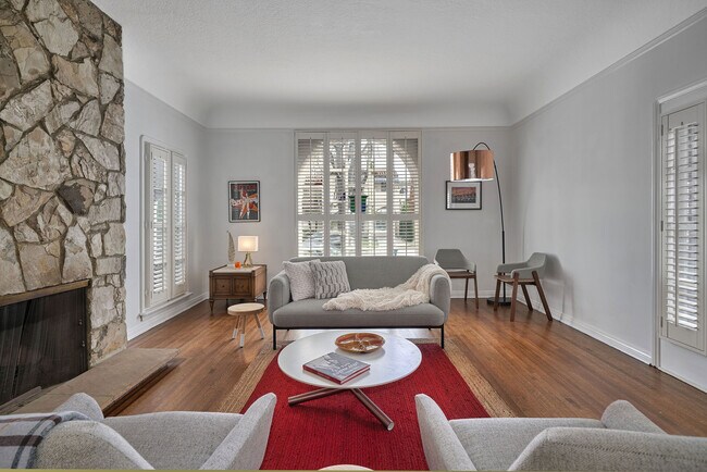 Building Photo - 1237 Hi Point St