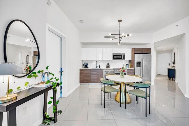 Building Photo - 1010 SW 2nd Ave