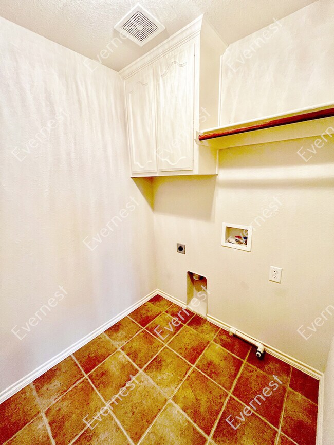 Building Photo - Spacious 3-Bedroom Home with Modern Kitche...