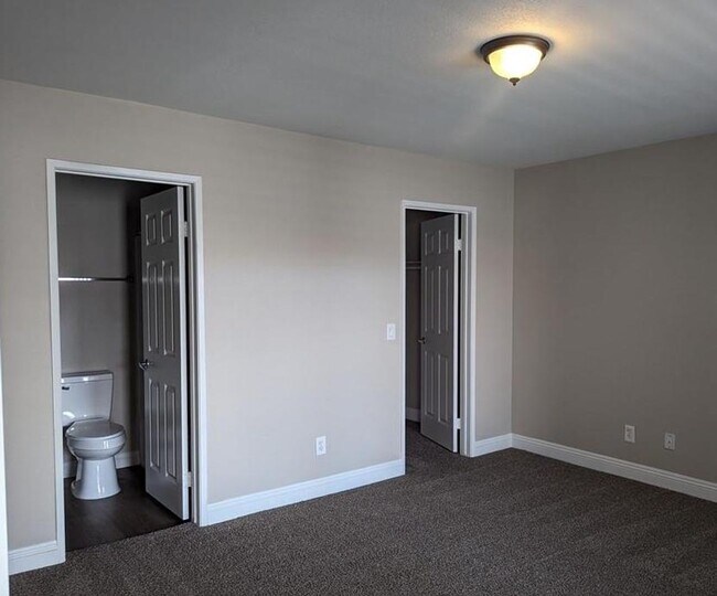 Building Photo - Bright spacious condo near Sunrise Mountain