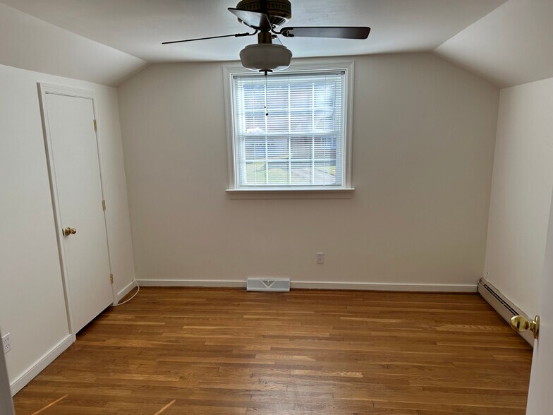 Building Photo - 9201 Woodlake Dr