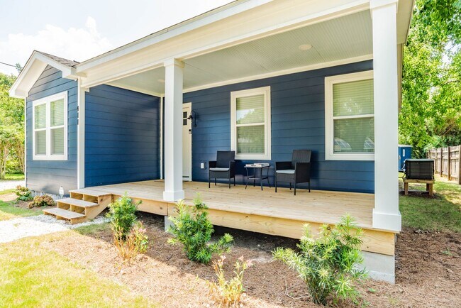Building Photo - Stylish 3 Bedroom Bungalow near NAS and Be...