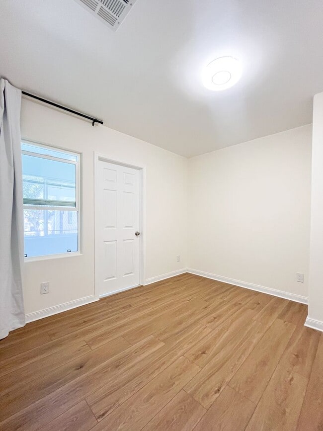 Building Photo - Charming Stand-Alone Home