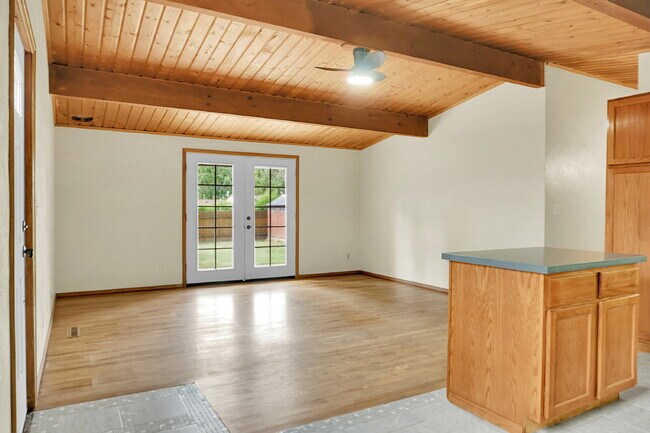Building Photo - $1,950, 3-bedroom, 1-bathroom house in Col...