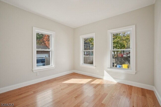 Building Photo - 19 Ashwood Ave