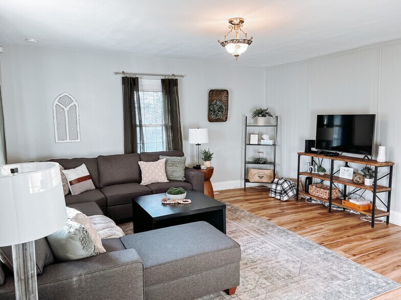 Building Photo - 367 S Rocky River Dr