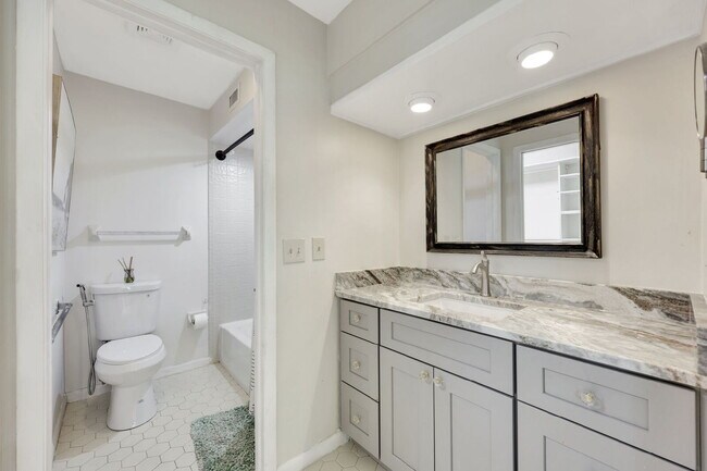 Building Photo - Furnished 3BR/2BA Condo in Pinebrook Lakes...