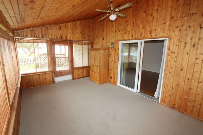 Building Photo - Beautiful 4 bedroom colonial in Lake Geneva