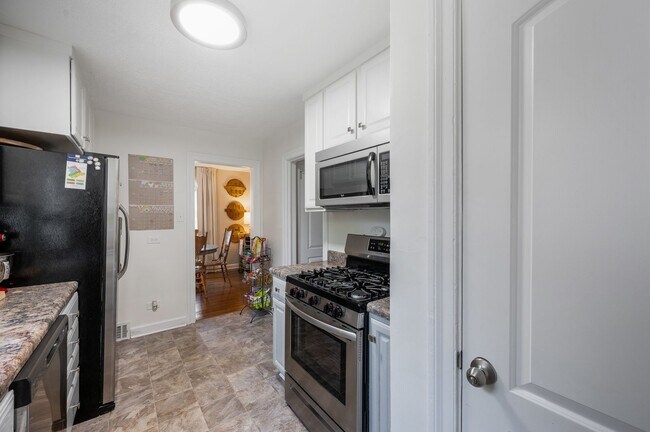 Building Photo - 3 Bedroom || 1.5 Bathroom Single Family Home
