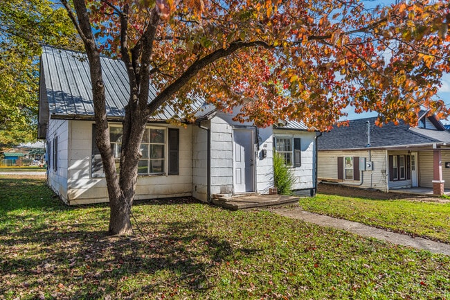 Building Photo - 611 E Main St