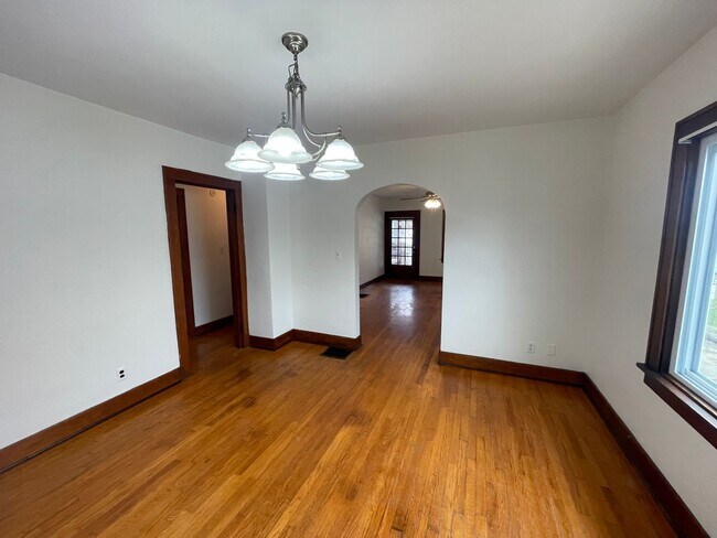 Building Photo - 1 Bedroom House Near Columbian Park