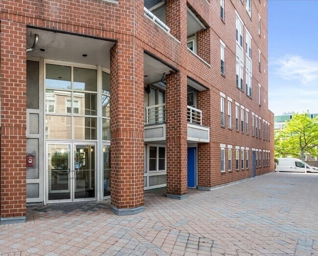 Building Photo - 20 Chestnut St